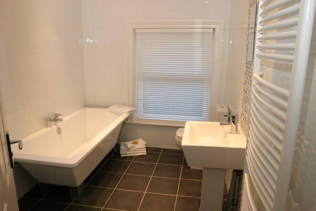 Comfy Big 7 Bedroom Townhouse Харрогейт Экстерьер фото