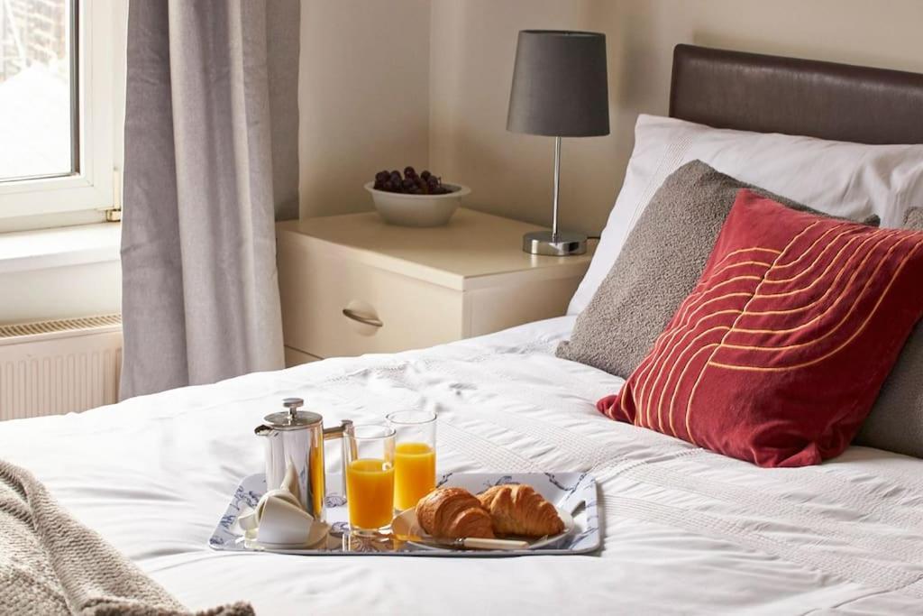 Comfy Big 7 Bedroom Townhouse Харрогейт Экстерьер фото