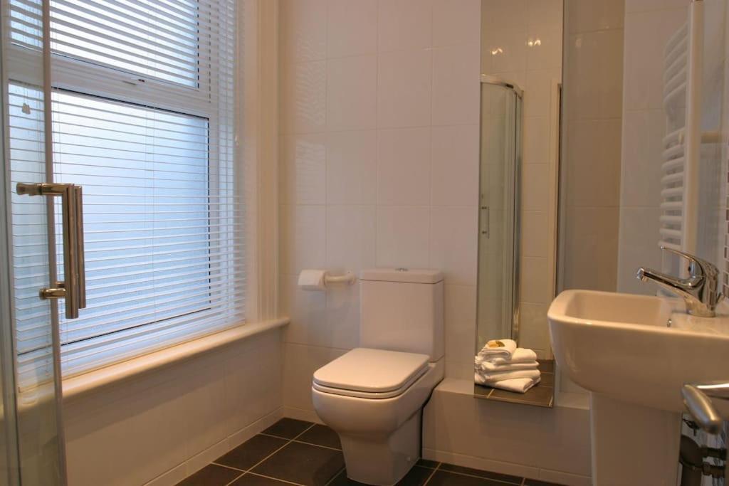Comfy Big 7 Bedroom Townhouse Харрогейт Экстерьер фото